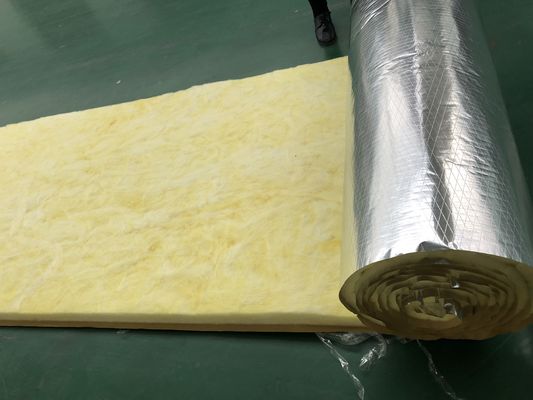 بطانية صوف زجاجي مقاومة للحريق من الفئة أ مع مقاومة عالية للرطوبة وموصلية حرارية 0.031-0.042 واط/متر كلفن لتطبيقات التدفئة والتهوية وتكييف الهواء ولف الأنابيب
